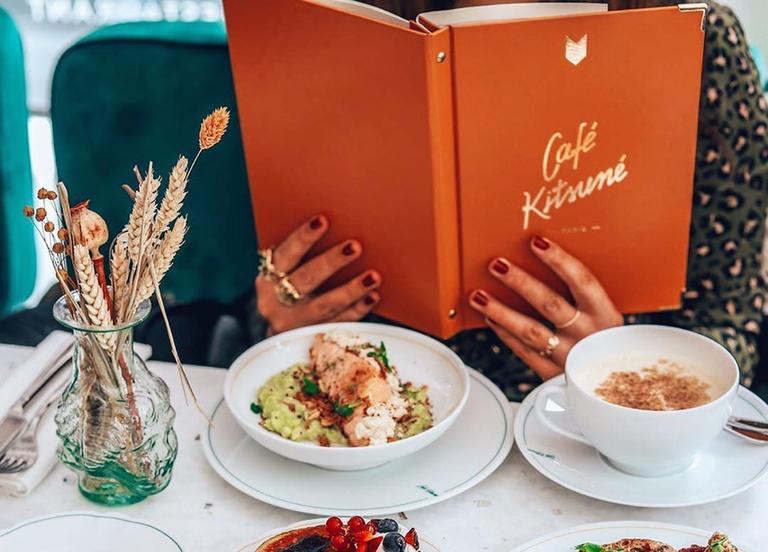 En septembre 2019, six ans après l’ouverture d’un Café Kitsuné à Paris, Maison Kitsuné fait de nouveau parler d’elle avec l’inauguration du Café Kitsuné Louvre, son tout premier Café-Bar-Restaurant dans la capitale.