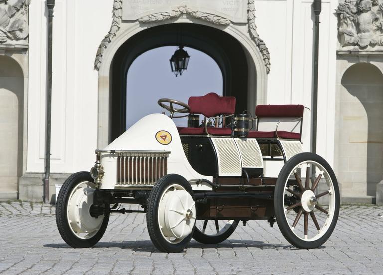 La Löhner-Porsche à chaîne de traction hybride de 1901.