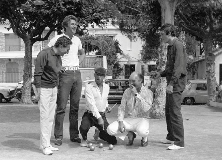 Le 26 août 1966, Saint-Tropez l’emporte sur Cannes dans un concours de pétanque. Henri Salvador (accroupi à gauche), perdant la coupe «Eddie Barclay» qu’il détenait depuis trois ans, lance bravache à ses partenaires (de gauche à droite, le compositeur Hubert Giraud, le tennisman Jean-Noël Grinda, le producteur Eddie Barclay et le chanteur Jean-Claude Massoulier): «Puisque vous manquez d’adresse, achetez-vous le bottin!»