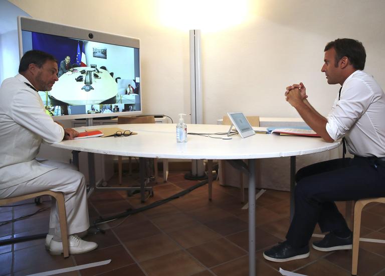 Conseil de défense depuis Brégançon, le 11 août. Aux côtés du Président, son nouveau chef d’état-major particulier, l’amiral Rolland.