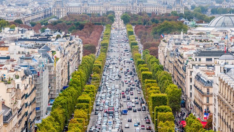 Chaque année, les Champs-Élysées accueillent 100 millions de visiteurs dont 30 millions de touristes
