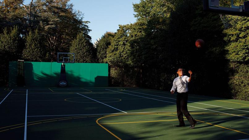 Barack Obama, grand amateur de basket-ball, s’entraînant sur le court de la Maison-Blanche qui sert aussi aux amateurs de...tennis