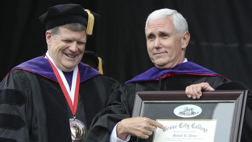 Lire article Dans une université américaine, des étudiants boycottent le discours du vice-président Mike Pence