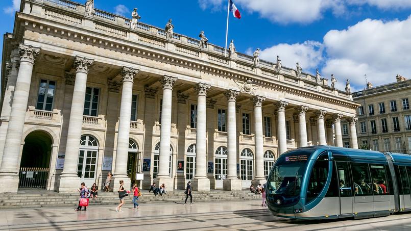 La rénovation de la ville, les transports comme le tramway, la qualité de vie et désormais la nouvelle ligne à grande vitesse font de Bordeaux une des destinations prisées par les Français.