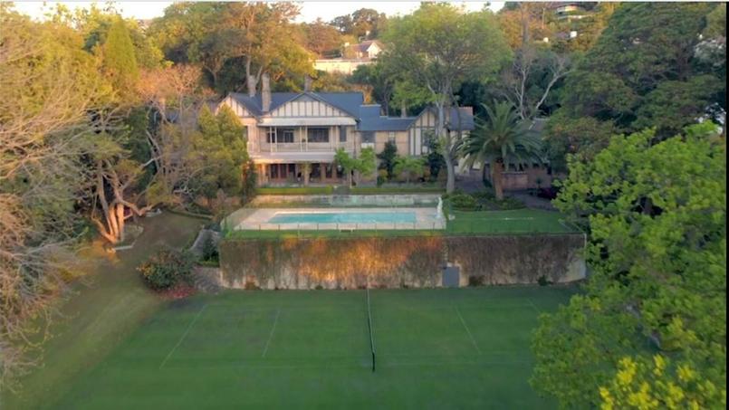 Vue sur la villa, la piscine et son court de tennis (capture d’écran d’une vidéo fournie par Christies’s International Real Estate)