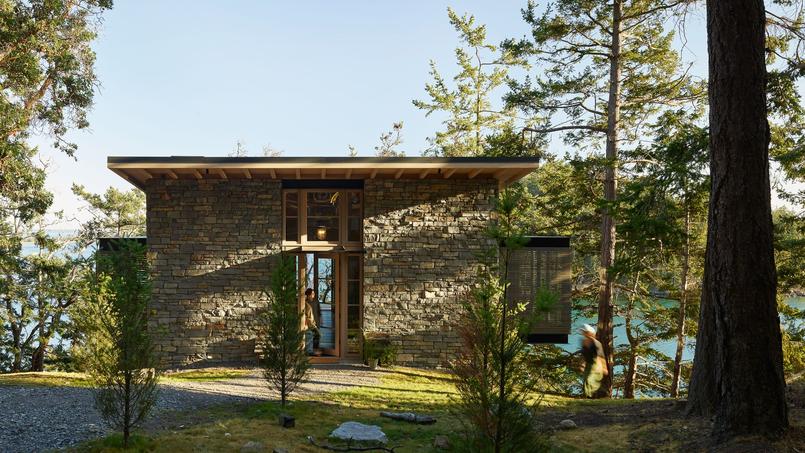 Cette maison en bois révèle la pierre à l'intérieur