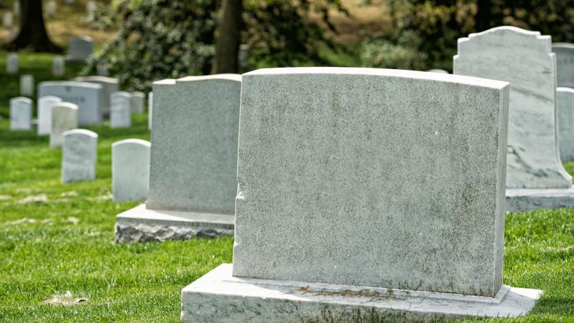 Ivres, des étudiants profanent un cimetière juif: l'un d'eux reste bloqué  sous une pierre tombale