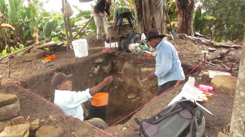 Des habitants du secteur ont participé aux fouilles avec l’équipe d’archéologues <i>(photo prise sur le site d’Uxbenka en avril 2012)</i>.