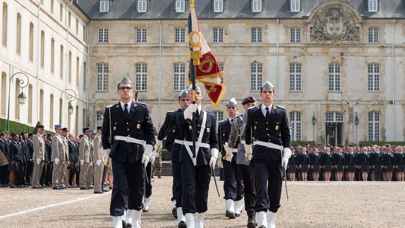 Lire article Les écoles de Saint-Cyr regroupées pour devenir une académie militaire