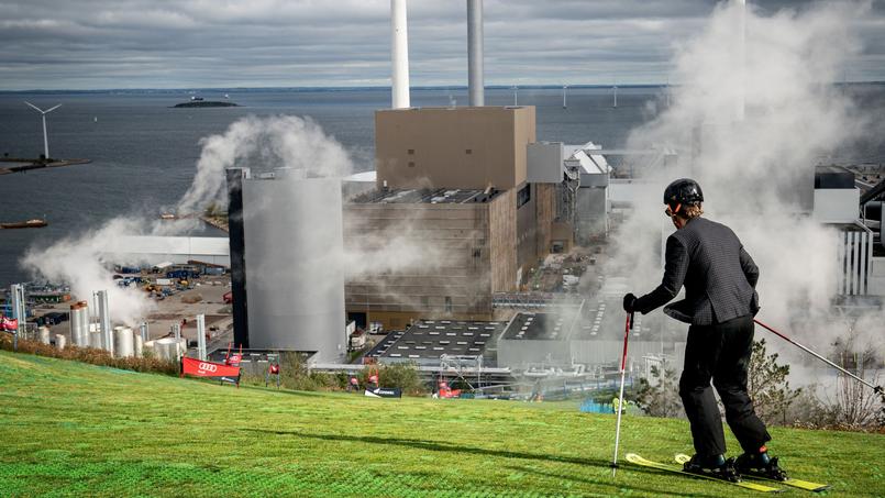 La piste de ski de cette usine d'incinération danoise fait polémique