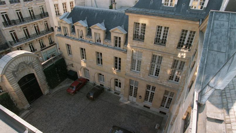 La cour de l’hôtel de Cavoye, dans le 7e arrondissement de Paris, acquis en 1986 par Bernard Tapie