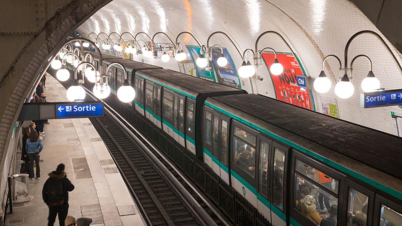 La ligne parisienne n°4 (ici, la station ) semble diffuser les tarifs immobiliers élevés au sud de la capitale.