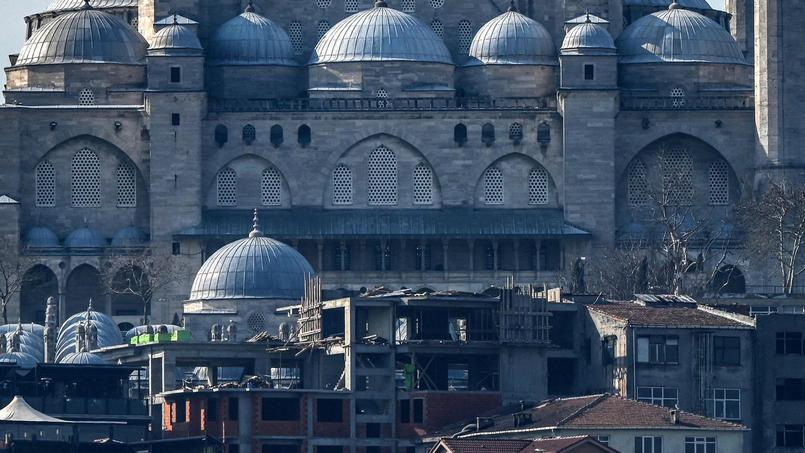 Une mosquée emblématique d'Istanbul menacée par un cube de béton