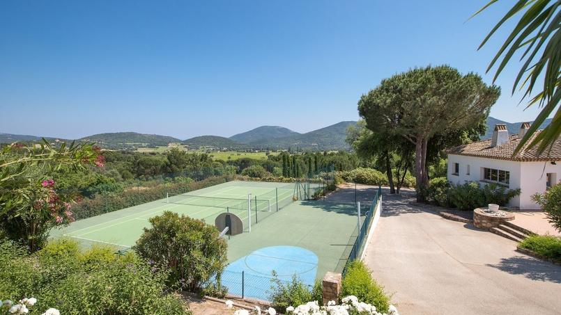 Cette propriété dispose d’un court de tennis avec une vue surplombant les montagnes.