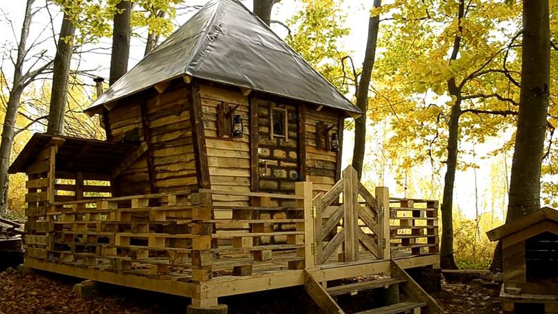 Un Ukrainien construit sa mini-maison dans les bois avec des palettes