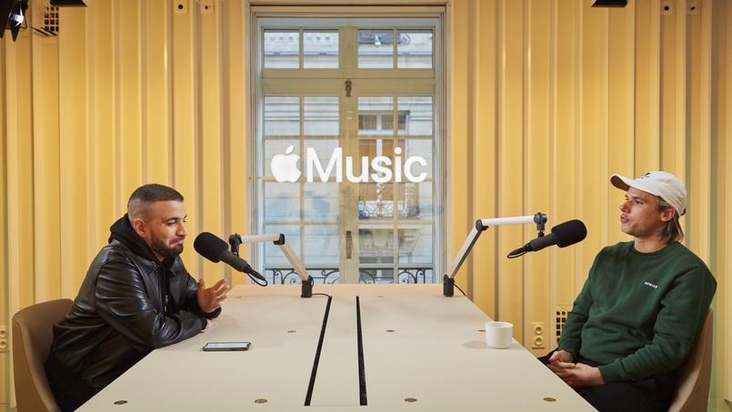 Mehdi Maizi et Orelsan, dans le studio d'Apple Music France, à Paris.