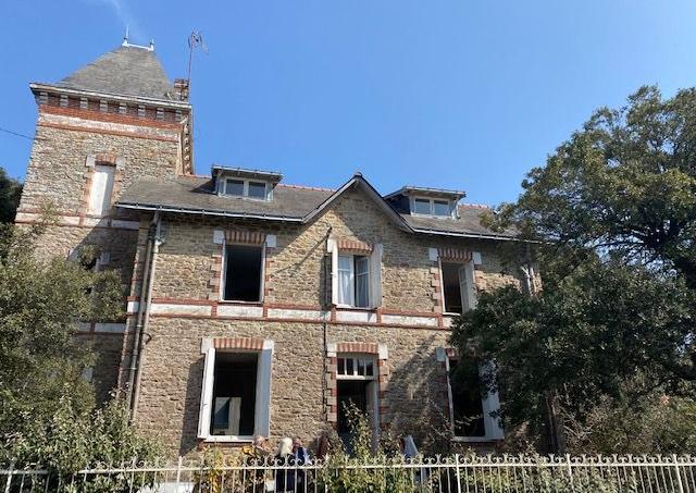 Le prix du mètre carré tourne autour de 4600 €/m2 pour une maison à Pornichet. La villa devrait donc valoir au minimum ’1 million d’euros.