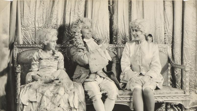 Elizabeth et Margaret lors d’un spectacle organisé au château de Windsor en 1941.