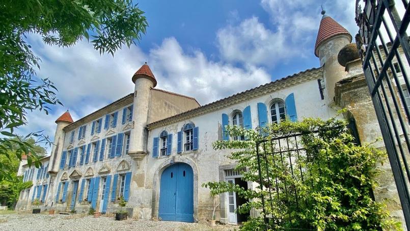 Les volets et les portes bleu pastel donnent du cachet à ce château du 18e siècle de 880 m² situé à Carcassonne.
