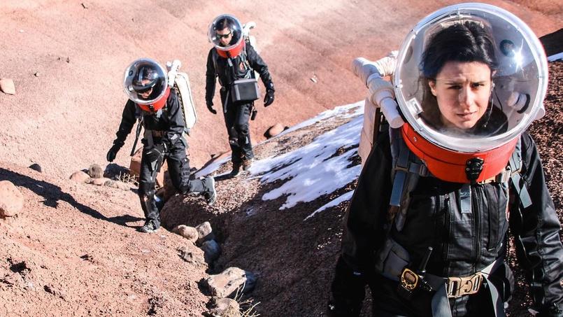 L'enfant étudie à Distance à L'école Avec Un Casque Astronaute