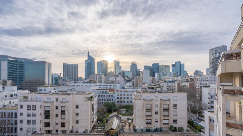 Courbevoie (92) est une des deux villes de la Petite Couronne où les prix de l’immobilier ont le plus baissé en un an: -2,7%, à 7030 euros le m².