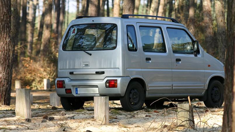 D’après l’article 702 du Code civil, le propriétaire peut user du passage qui lui est laissé uniquement pour traverser et accéder à son terrain.