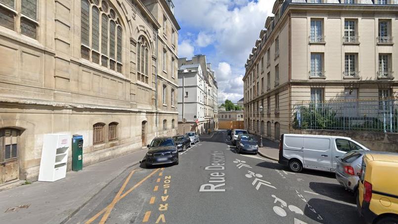 Le duplex situé dans la rue Descartes (Paris 5e), est équipé d’un grand salon, d’une cuisine, de 4 chambres, d’un escalier intérieur et d’une terrasse.