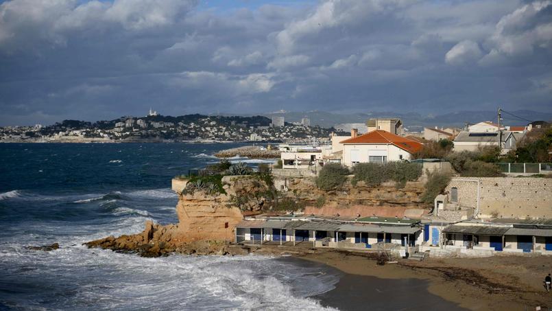 Bruit, insécurité et déchets laissés par la foule des vacanciers ne dissuadent pas les acquéreurs de jeter leur dévolu sur ces habitats précaires.