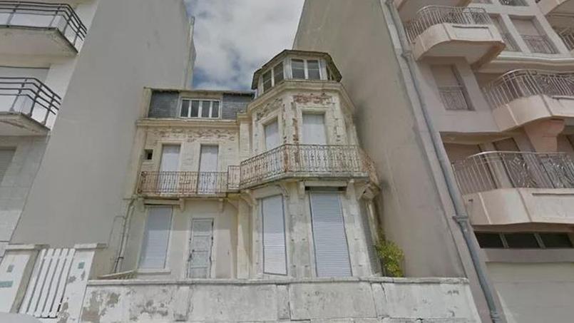 De la villa d’origine, il ne reste que des ferronneries rouillées et de la peinture qui s’effrite mais elle est un emblème de l’architecture balnéaire des Sables d’Olonne.
