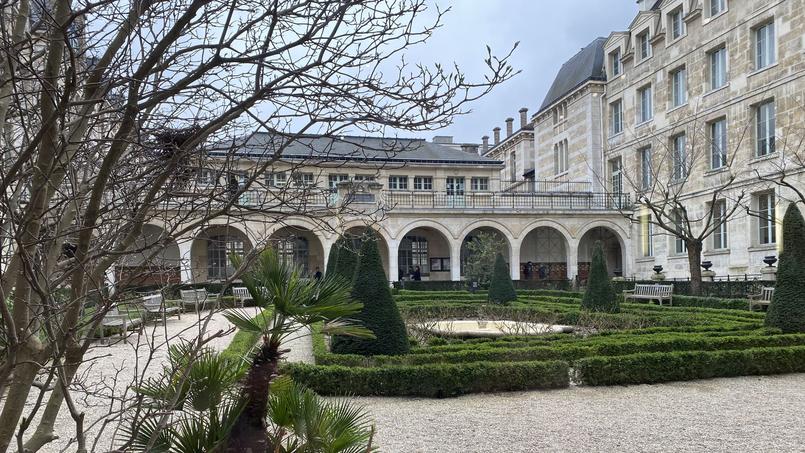 Doté d’un jardin à la française, l’établissement fondé en 1563 a reçu la visite du roi Louis XIV en 1682. 