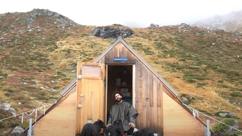 Un berger dénonce ses conditions de logement avec un clip de rap