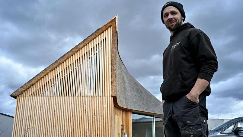 Jacobus van Hoorne, devant sa chaumière de 200 m².