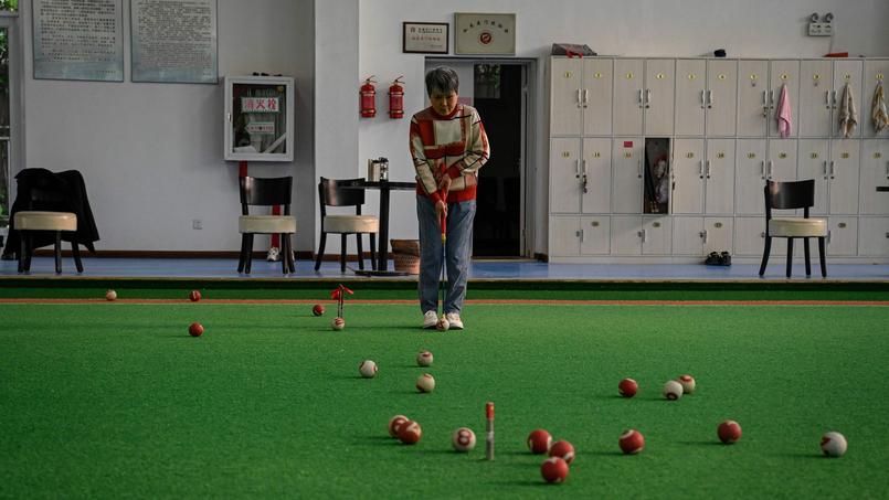 C’est l’heure du jeu de croquet pour les seniors dans les locaux de l’université.