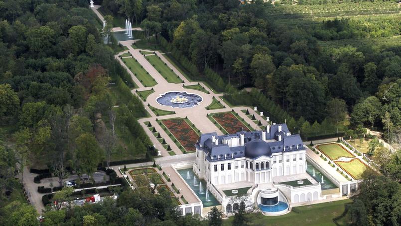 Plusieurs estafettes de la gendarmerie ont été repérées aux abords du château.