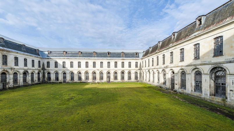 Le grand cloître de l’abbaye devenu la cour de promenade de l’ancienne prison au cœur de l’ancienne enceinte monastique.