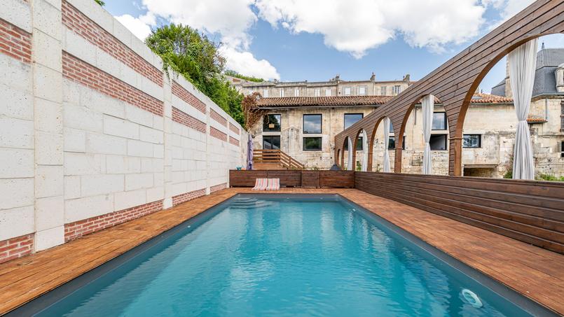 Les prix avoisinent les 1600 m² en moyenne à Angoulême. Mais même les biens d’exception affichent des prix attractifs, à l’image de ce loft contemporain de 265 m², à vendre moins de 2500 euros le m².