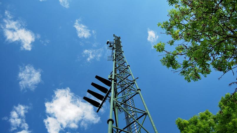 L’opérateur de téléphonie mobile ne peut pas implanter des antennes sans obtenir une autorisation d’urbanisme lorsque l’emprise au sol de l’antenne relais dépasse 20 m²