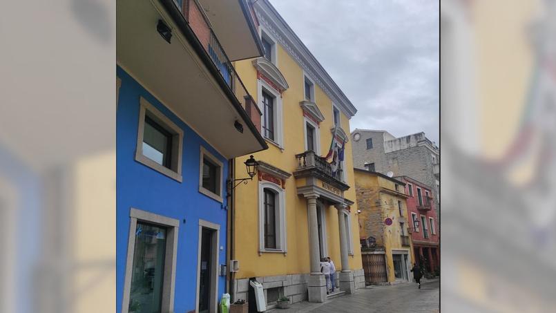 Les maisons familiales de couleurs vives comprennent de nombreux escaliers, qui poussent à faire de l’activité physique.