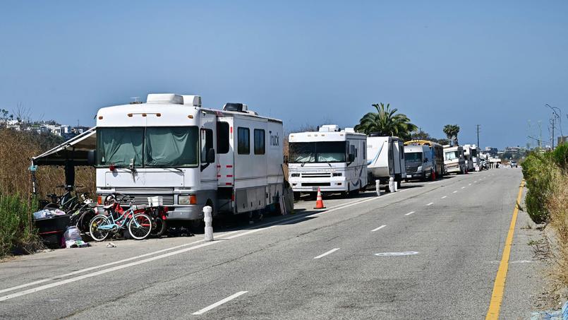 Sur le boulevard Jefferson, des installations artistiques, des chaises et des tables bordent les caravanes, signe que des habitants se sont sédentarisés.
