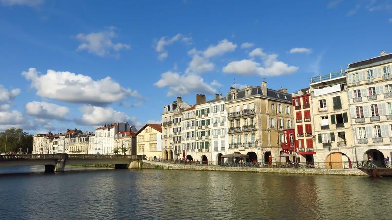 À Bayonne (ici, vue sur la Nive et le quai Galuperie), un lycée est utilisé depuis cet été pour loger des saisonniers ou des travailleurs précaires.
