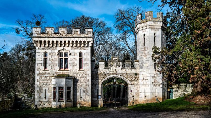 Le fantôme d’une femme de 50 ans, les cheveux relevés en chignon, aurait été aperçu par le fils de la propriétaire.
