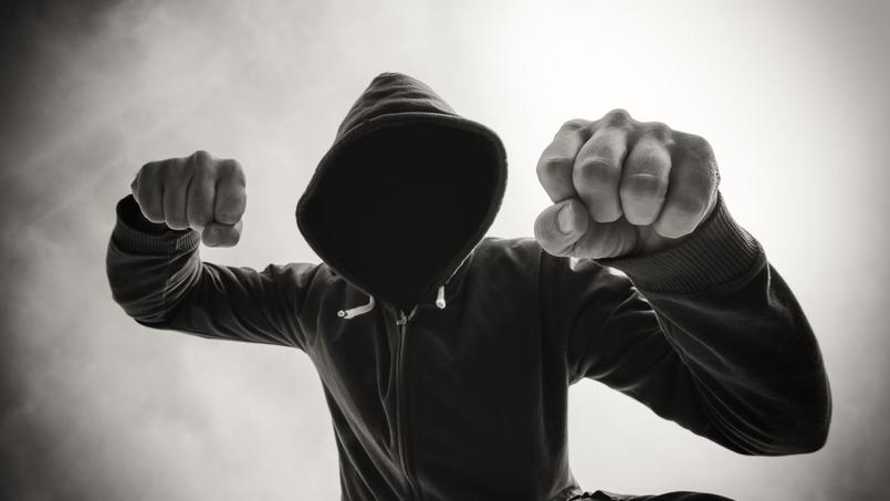 Ce qui provoque l’ire du quadragénaire? Un appel de la secrétaire du maire assurant qu’il manque un document dans son dossier de demande d’un logement social.