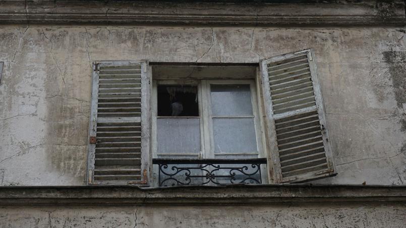 Le marchand de biens accuse le préfet de lui avoir refusé le concours de la force publique pour déloger des occupants sans droit ni titre dans son immeuble.