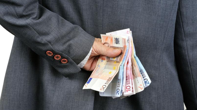 Il a notamment vendu son bien principal près d’un million d’euros.