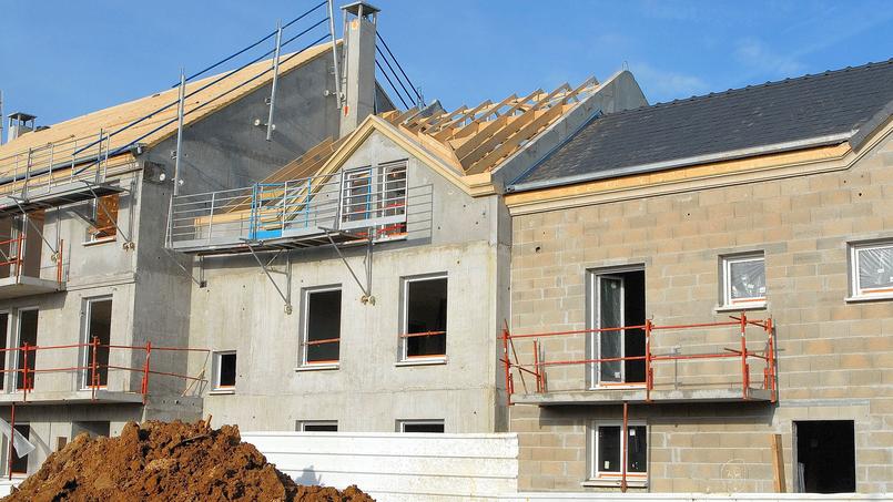 Avec l’envolée des taux, les Français ont de moins en moins les moyens de s’offrir une maison.