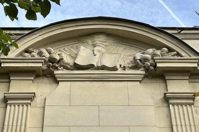 Fronton du Pavillon Des Sources qui doit être démoli.