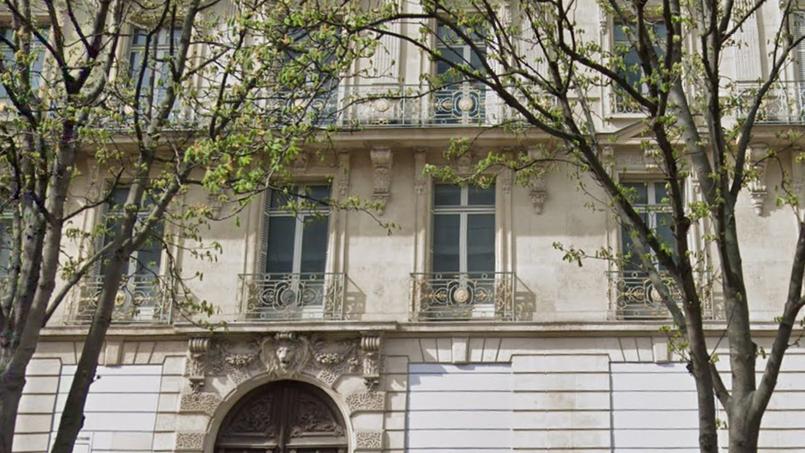 Porte cochère avec une tête de lion, des fenêtres et balcons avec des ferronneries, cet immeuble de standing, avenue George-V, accueillera 23 logements sociaux.