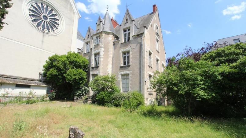 Effectivement, le presbytère inoccupé depuis plusieurs années va être vendu à plus d’1,4 million d’euros à un couple d’Angevins.