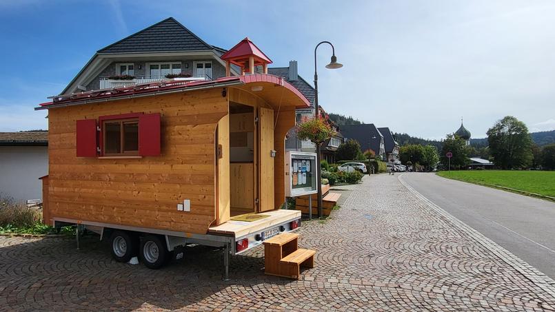 Cette chapelle à roulettes est tractée par la pasteure du village sur les routes tortueuses de la région.
