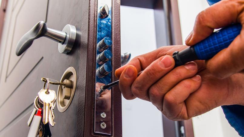 Le propriétaire reste enfermé dans le studio par crainte que le locataire force la porte.